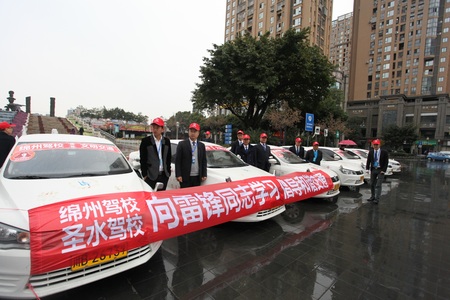 2017年3月，綿州駕校志愿者服務隊向雷鋒同志學習，分赴街頭、廣場宣傳文明交通，勸阻不文明交通行為。